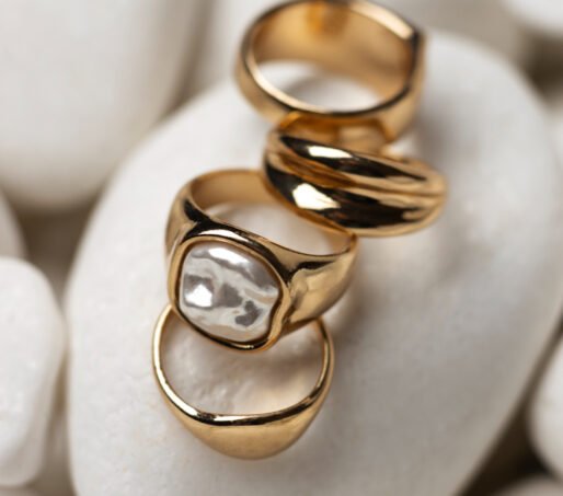expensive-golden-ring-displayed-rocks